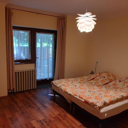 Gyopar Gyoengye Apartmanhaz Orosháza Exterior foto