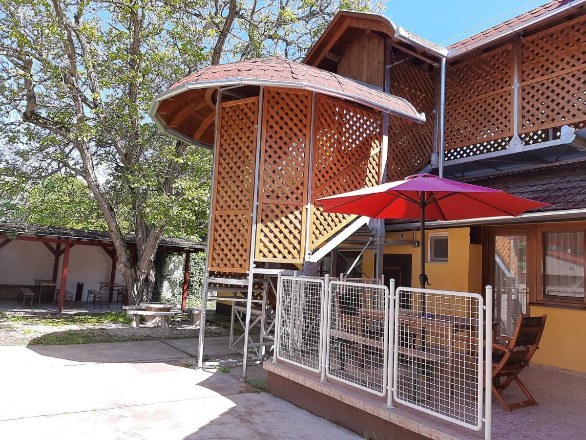 Gyopar Gyoengye Apartmanhaz Orosháza Exterior foto