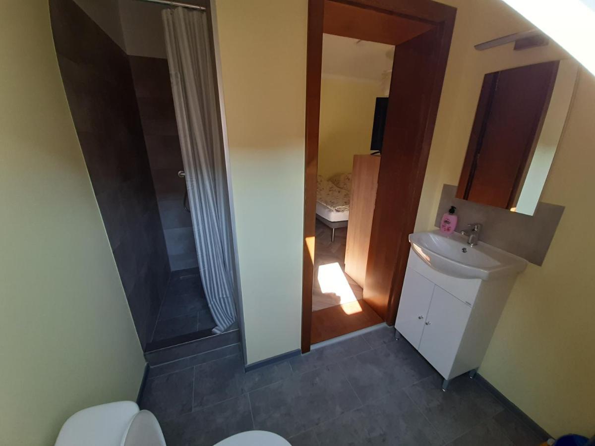 Gyopar Gyoengye Apartmanhaz Orosháza Exterior foto