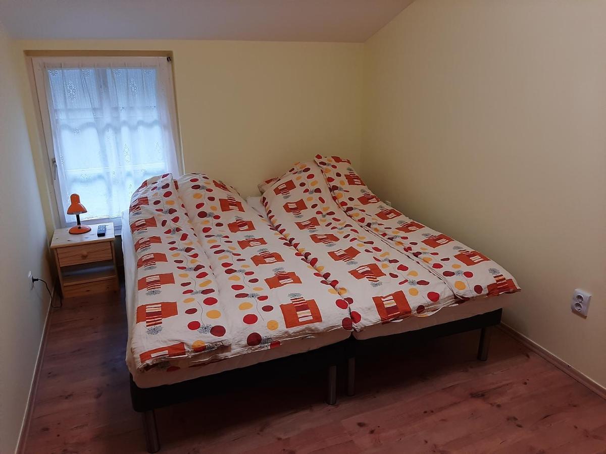 Gyopar Gyoengye Apartmanhaz Orosháza Exterior foto