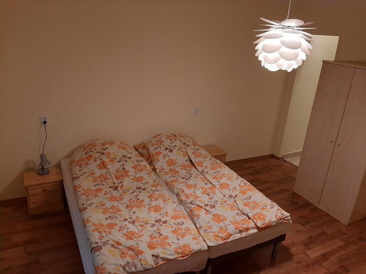 Gyopar Gyoengye Apartmanhaz Orosháza Exterior foto