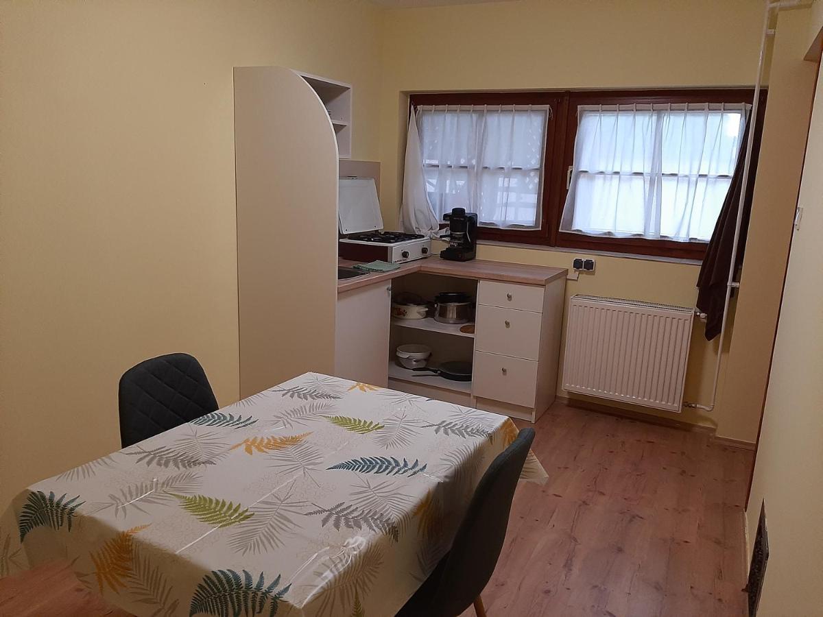Gyopar Gyoengye Apartmanhaz Orosháza Exterior foto