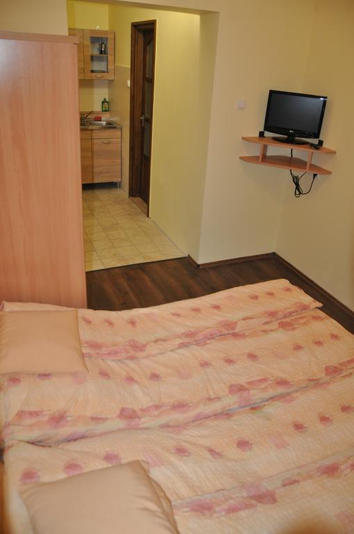 Gyopar Gyoengye Apartmanhaz Orosháza Exterior foto