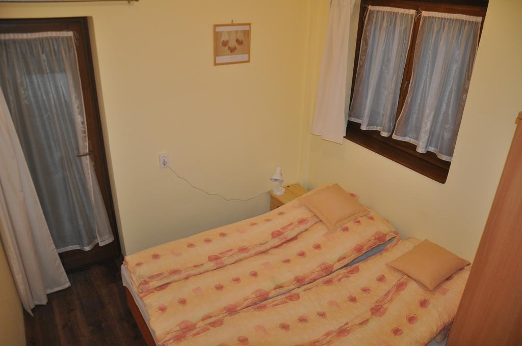Gyopar Gyoengye Apartmanhaz Orosháza Exterior foto
